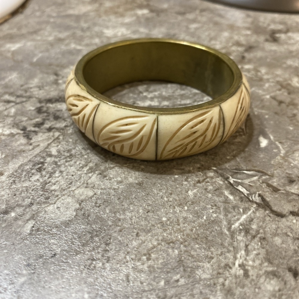 VTG Embossed Carved Leaf Design Goldtone Women's‎ Rare Unique Bangle Bracelet